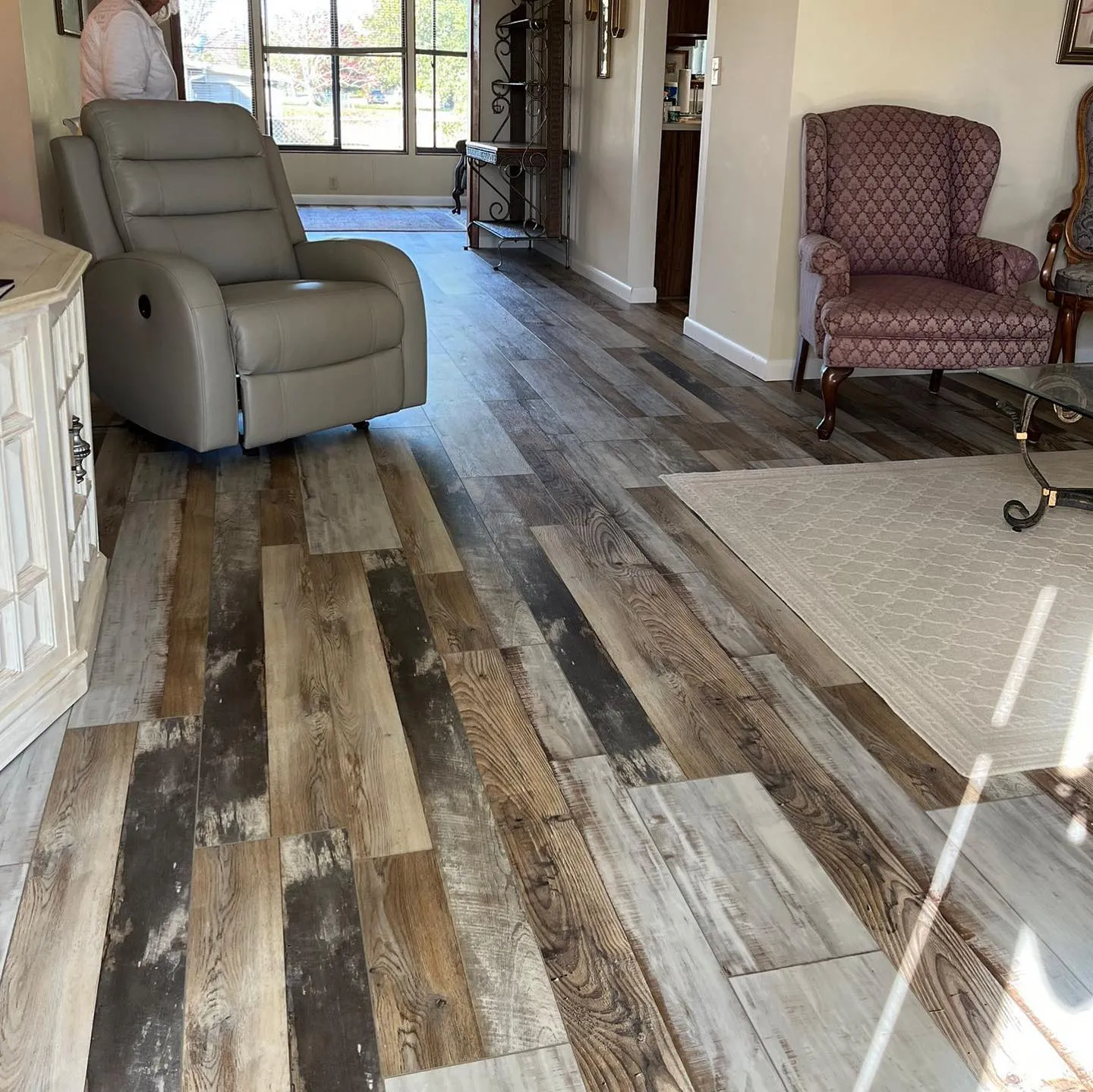Rustic multi-tone laminate in a living room